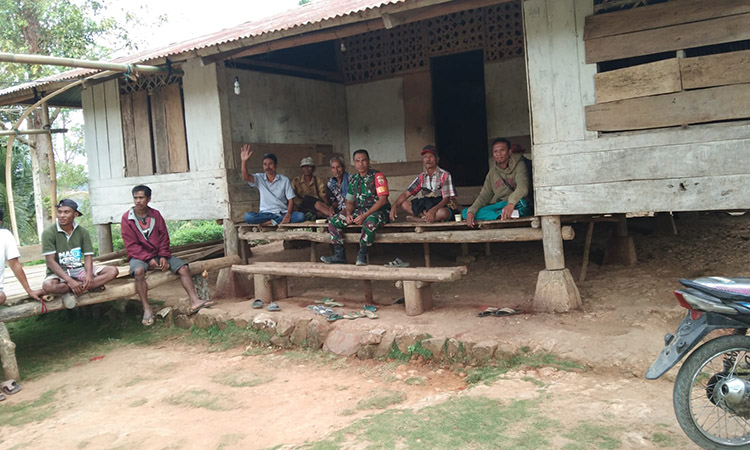 Cuaca Tidak Menentu, Babinsa Menghimbau Warga Tetap Waspada Dan Menjaga Faktor Keamanan Dalam Beraktivitas