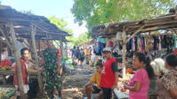 Terjun Langsung Ke Pasar Tradisional, Babinsa Koramil 03/Pahunga Lodu Cek Harga Sembako