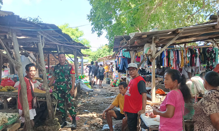 Terjun Langsung Ke Pasar Tradisional, Babinsa Koramil 03/Pahunga Lodu Cek Harga Sembako