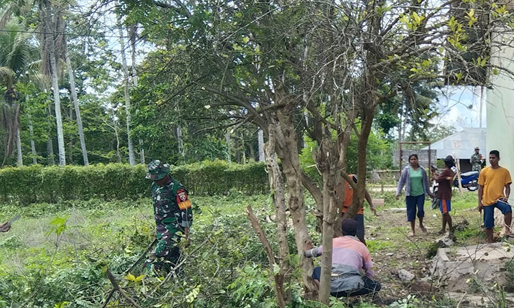 Babinsa Lewa Kerja Bakti Bersihkan Ranting dan Pohon Di Sekitar Kantor Kecamatan Letis