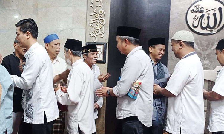 Bey Machmudin Tarawih di Masjid Tertua di Cimahi