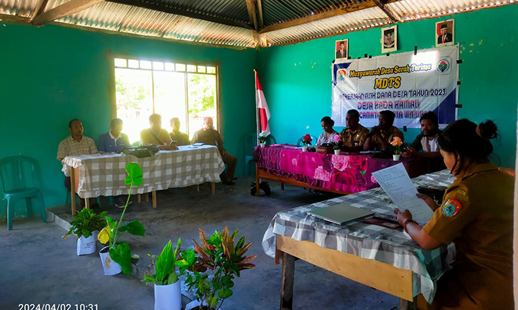Babinsa Pahunga Lodu Hadiri Rapat Musdes Tentang Penetapan APBDes TA 2024 Di Wilayah Binaan