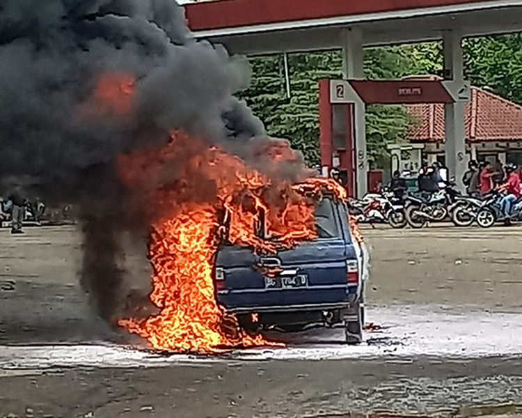 Mobil Kijang Super Terbakar di SPBU Muara Enim, Damkar Dikerahkan untuk Memadamkan Api