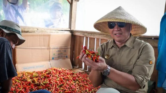 Penjabat Wali Kota Cimahi Dicky Saromi Membuka Gerakan Panen Cabe Bersama