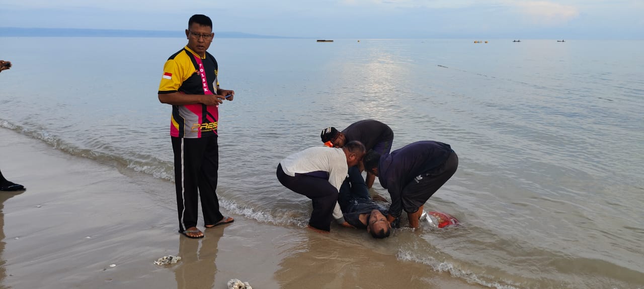 Kapolsek Bersama Anggota Evakuasi Penemuan Mayat di Pantai Laipori, Desa Palakahembi, Kecamatan Pandawai