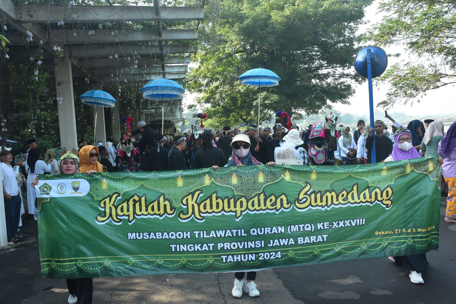 Kafilah Sumedang Awali Barisan Pawai Ta'aruf MTQ Jabar ke-38