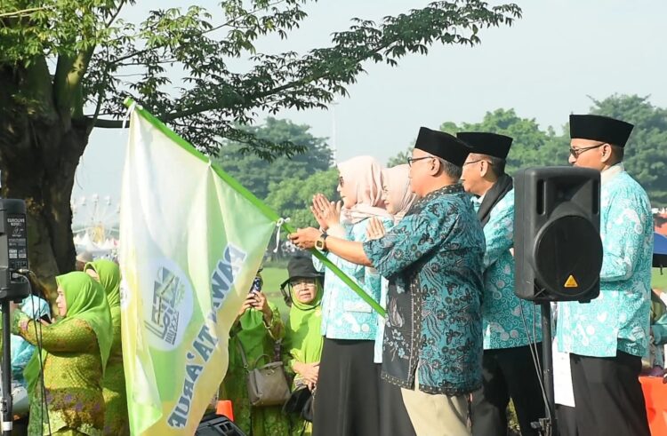 Kafilah Sumedang Awali Barisan Pawai Ta'aruf MTQ Jabar ke-38