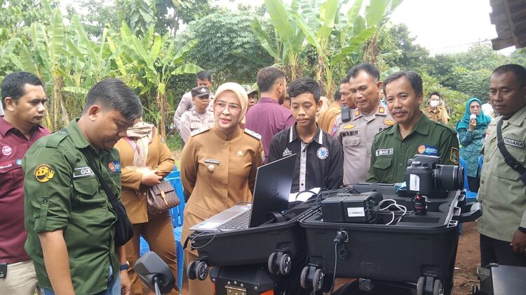 Maksimalkan Program Kelingan, Disdukcapil Kab. Cirebon Datangi Langsung Rumah Fadli yang Belum Perekaman E-KTP