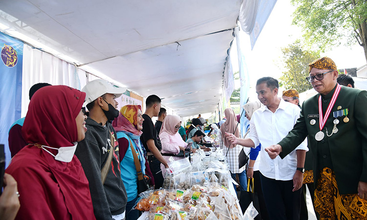 Bey Machmudin Resmikan Operasi Pasar Bersubsidi di Kota Sukabumi