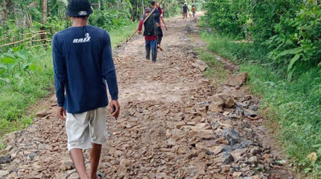 Kades Cimoyan Bangun Jalan Usaha Tani Gunakan Dana Desa Tahap I 2024