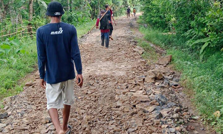 Kades Cimoyan Bangun Jalan Usaha Tani Gunakan Dana Desa Tahap I 2024