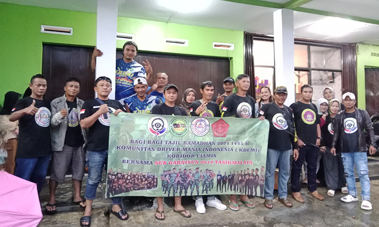 K.D.E.M.I Koridor Ciamis Ta Patah Semangat Bagi-Bagi Takjil Di Bulan Suci Ramadhan Walaupun Di Guyur Hujan