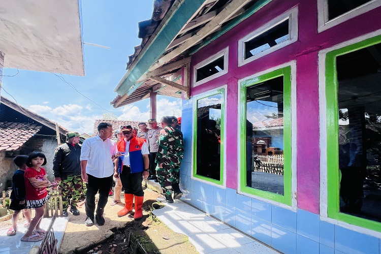Penjabat Gubernur Bey Machmudin Cek Lokasi Terdampak Gempa di Garut
