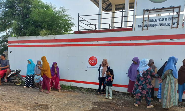 Kesal Jalan Rusak Emak - Emak Gelar Aksi Tagih Janji PT Adhi Karya