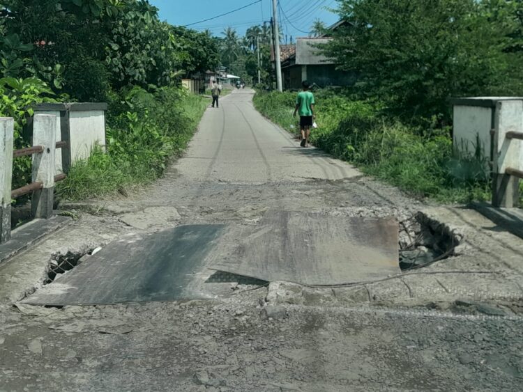 Nyaris Jebol, Jembatan Kecil di Desa Sidamukti Dikeluhkan Warga