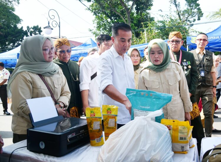 Bey Machmudin Resmikan Operasi Pasar Bersubsidi di Kota Sukabumi Bey Machmudin Resmikan Operasi Pasar Bersubsidi di Kota Sukabumi