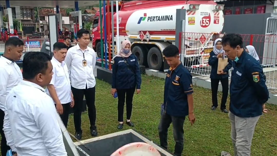 Polres Tanggamus Bersama Bidang Meteorologi Koperindag Cek Tertib Ukur SPBU