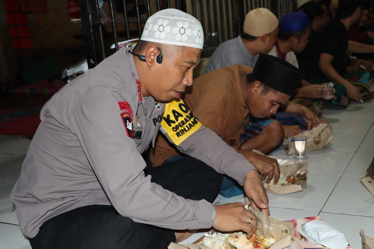 Berkah Ramadhan, Kapolres Bima Gelar Buka Puasa dan Sholat Magrib Bersama Tahanan