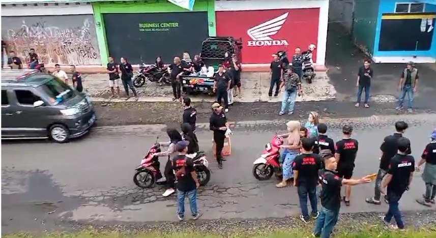 Tebar Kebaikan di Bulan Suci Ramadhan, GRIB Jaya Gunungtanjung Kembali Bagikan Takjil Gratis Kepada Masyarakat
