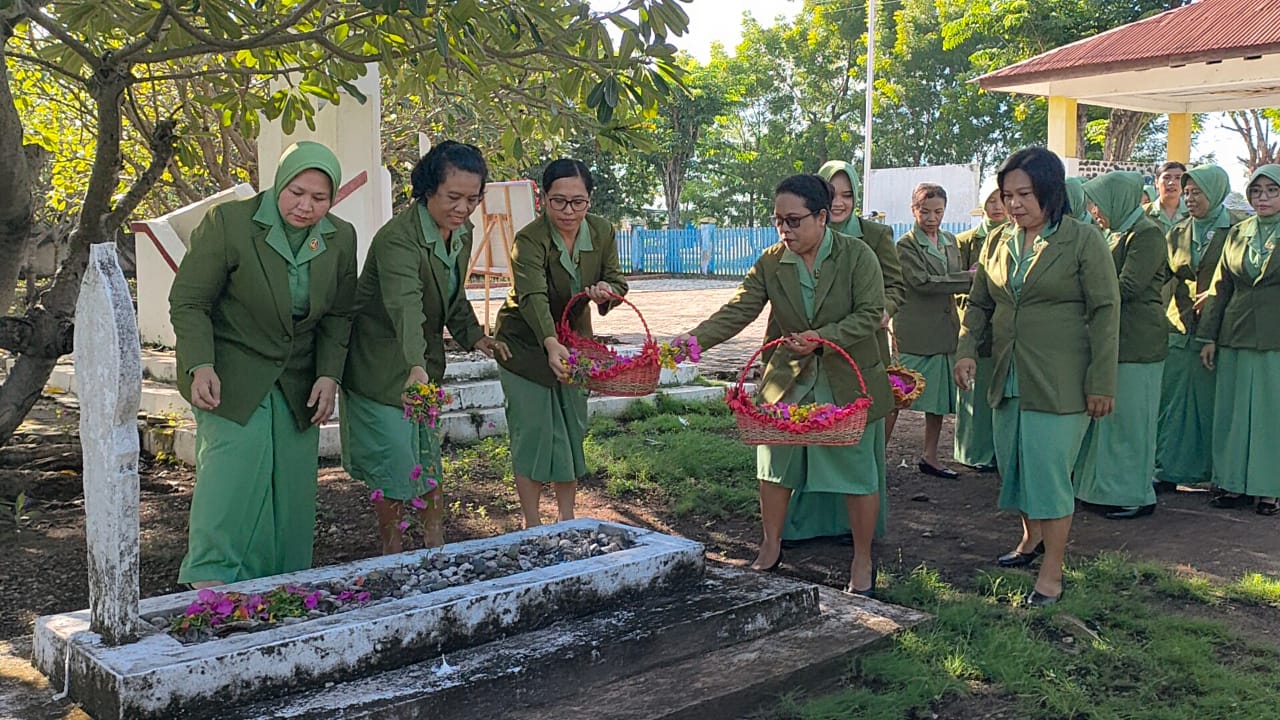 Ketua Persit KCK Cabang XII Kodim Sumba Timur Pimpin Ziarah Dalam Rangka HUT Persit KCK Ke- 78