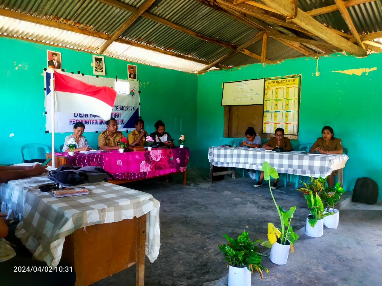 Babinsa Pahunga Lodu Hadiri Rapat Musdes Tentang Penetapan APBDes TA 2024 Di Wilayah Binaan