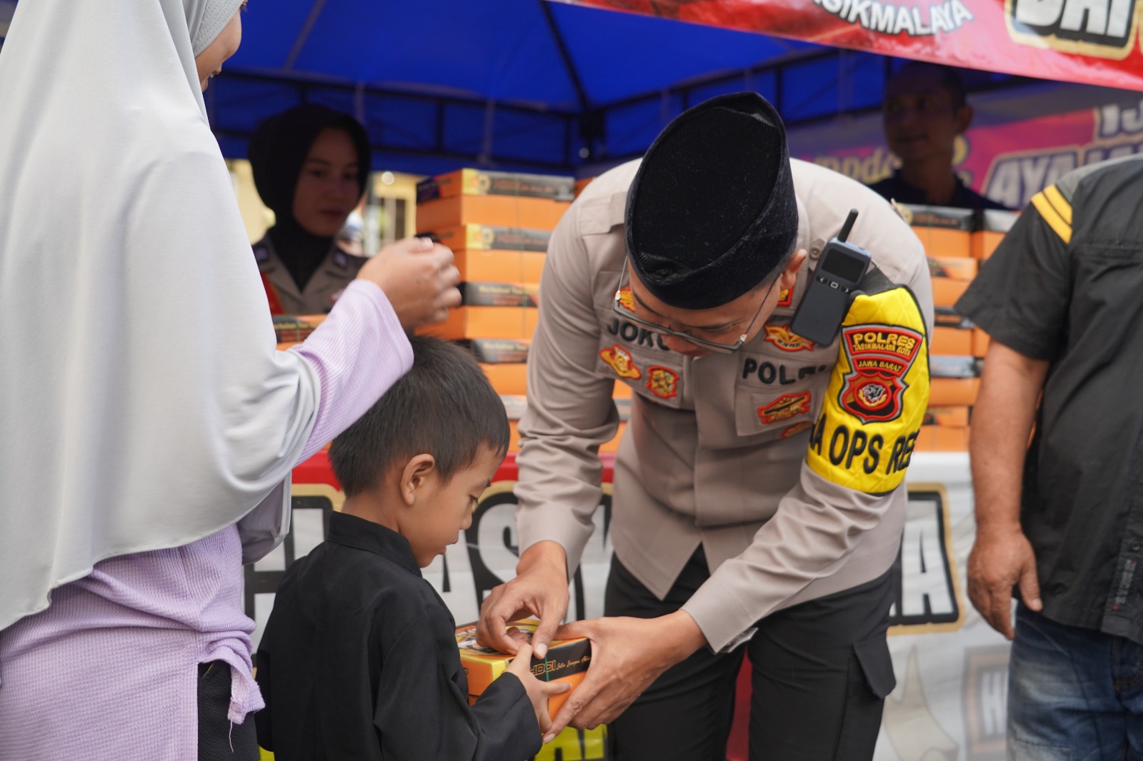Ramadhan Berbagi Polres Tasik Kota Bersama HDCI Tasikmalaya Bagikan Takjil Gratis