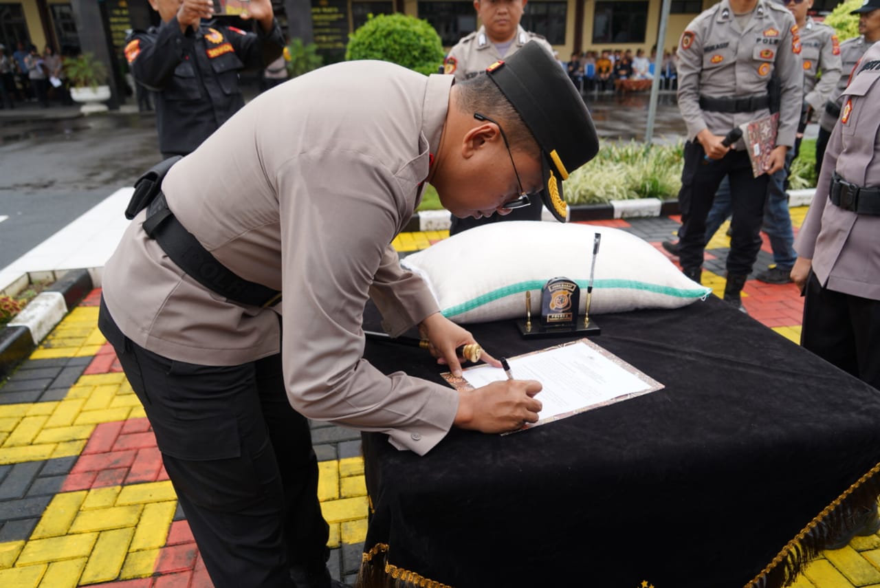 Kapolres Pimpin Penyaluran Zakat Fitrah dari 793 Personil Polres Tasik Kota, Sebanyak 2.230 Kg Beras