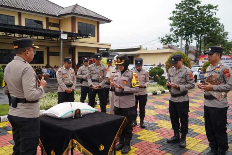 Kapolres Pimpin Penyaluran Zakat Fitrah dari 793 Personil Polres Tasik Kota, Sebanyak 2.230 Kg Beras