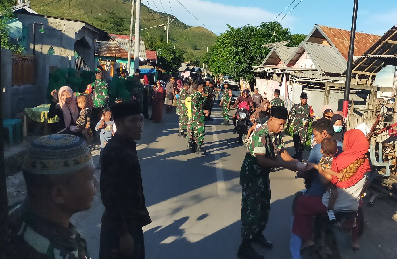 Ramadan Penuh Berkah, Koramil Monta Berbagi Takjil Di Desa Waro