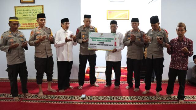 Kapolres Bima AKBP Eko Sutomo, SIK., MIK., Serahkan Zakat Fitrah Ke Baznas Kabupaten Bima