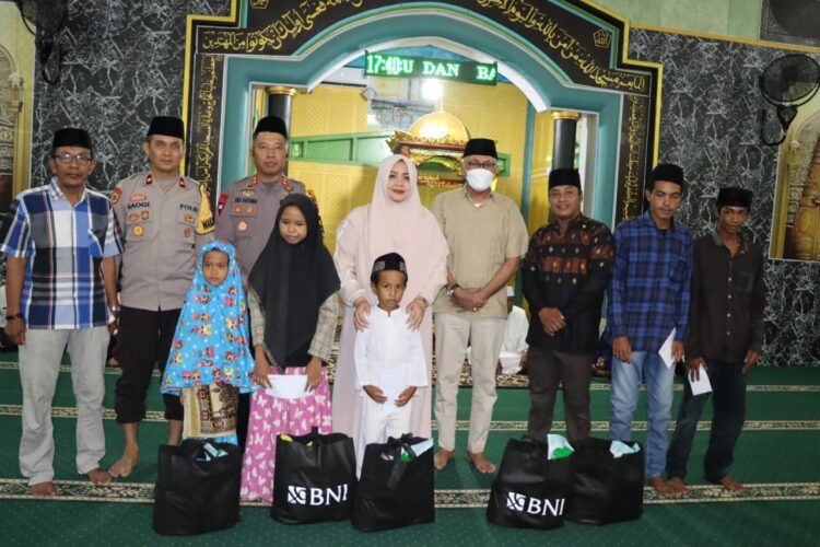 Kapolda NTB Diwakili Kapolres Bima Safari Ramadhan Bersama Forkompinda di Masjid Al-Hidayah Desa Talabiu Kapolda NTB Diwakili Kapolres Bima Safari Ramadhan Bersama Forkompinda di Masjid Al-Hidayah Desa Talabiu