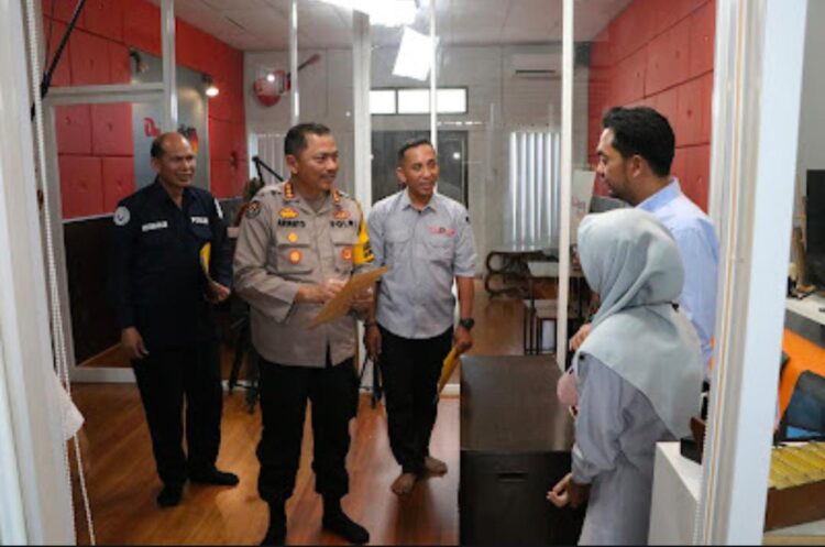 Perkuat Sinergi Dengan Media Penyiaran Radio, Kabid Humas Polda Kaltim Kunjungi Studio KPFM Dan Onix Radio Balikpapan Perkuat Sinergi Dengan Media Penyiaran Radio, Kabid Humas Polda Kaltim Kunjungi Studio KPFM Dan Onix Radio Balikpapan