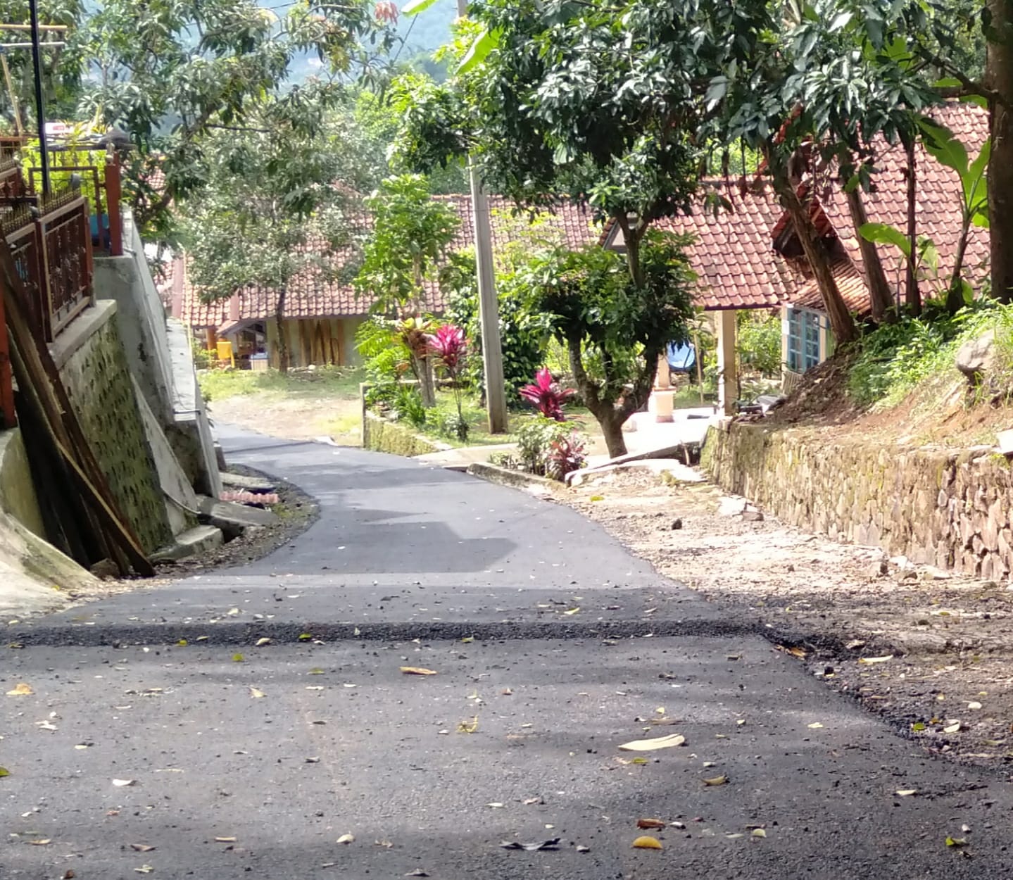 Pemdes Cisurat Gelar Hotmix Jalan Desa, Sukamanah Cikiray - Cibudah
