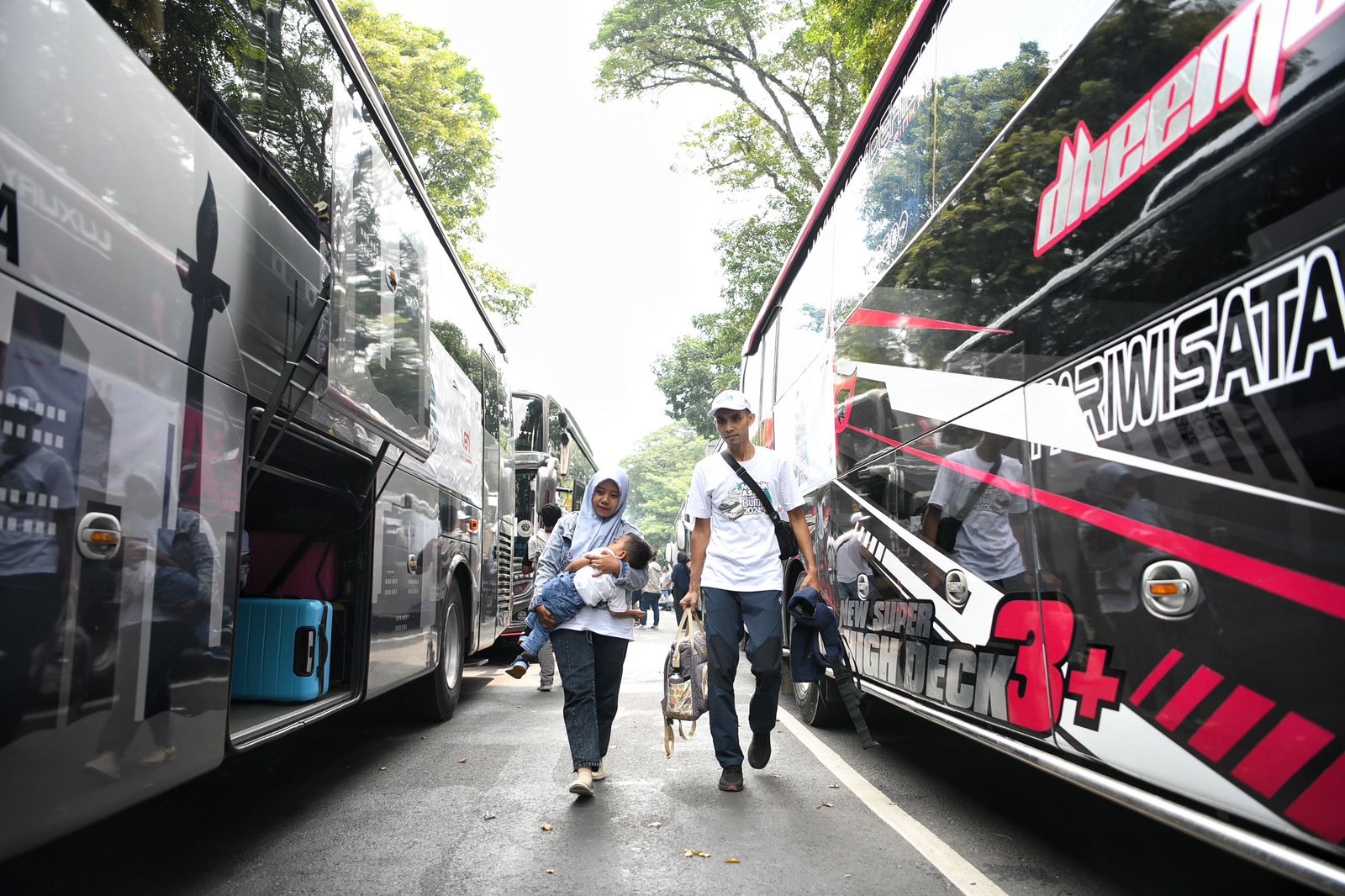 Bey Machmudin Lepas 20 Bus Peserta Program Mudik Asyik Bersama BUMN