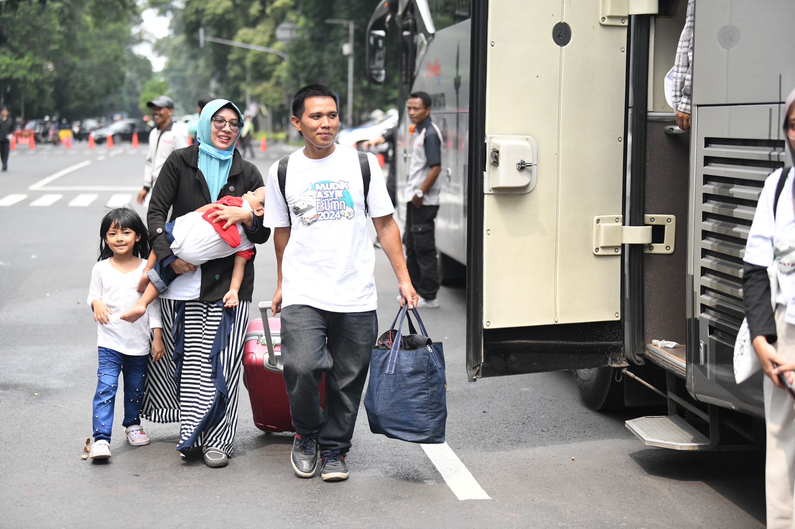 Bey Machmudin Lepas 20 Bus Peserta Program Mudik Asyik Bersama BUMN