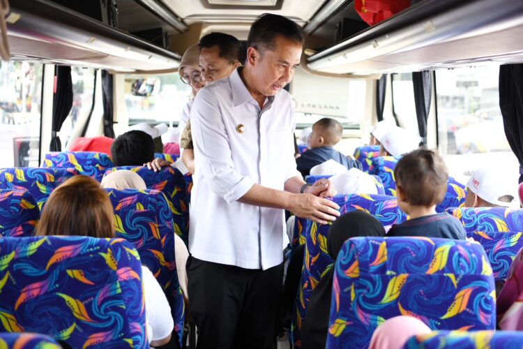 Bey Machmudin Lepas 20 Bus Peserta Program Mudik Asyik Bersama BUMN
