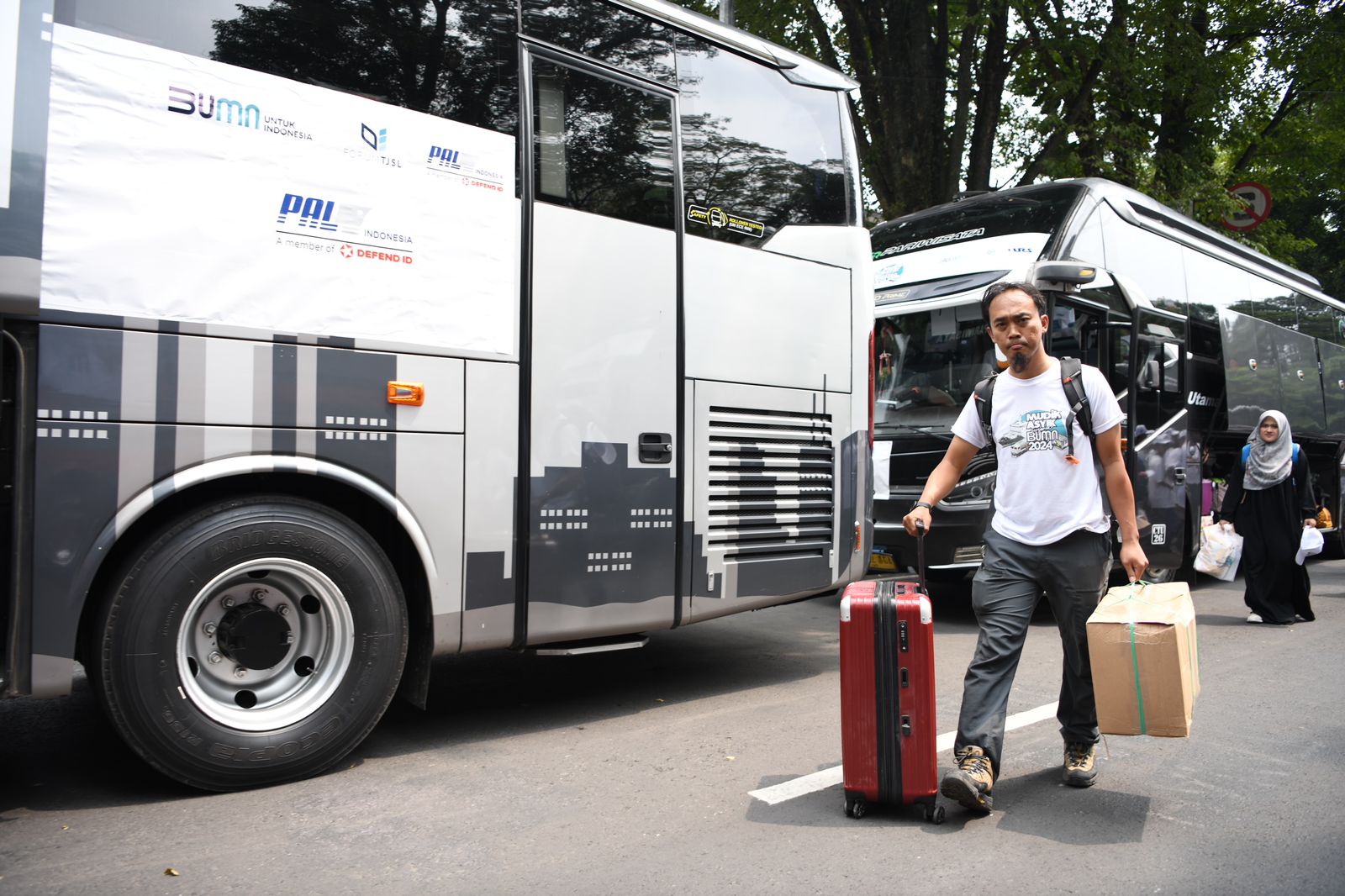 Bey Machmudin Lepas 20 Bus Peserta Program Mudik Asyik Bersama BUMN