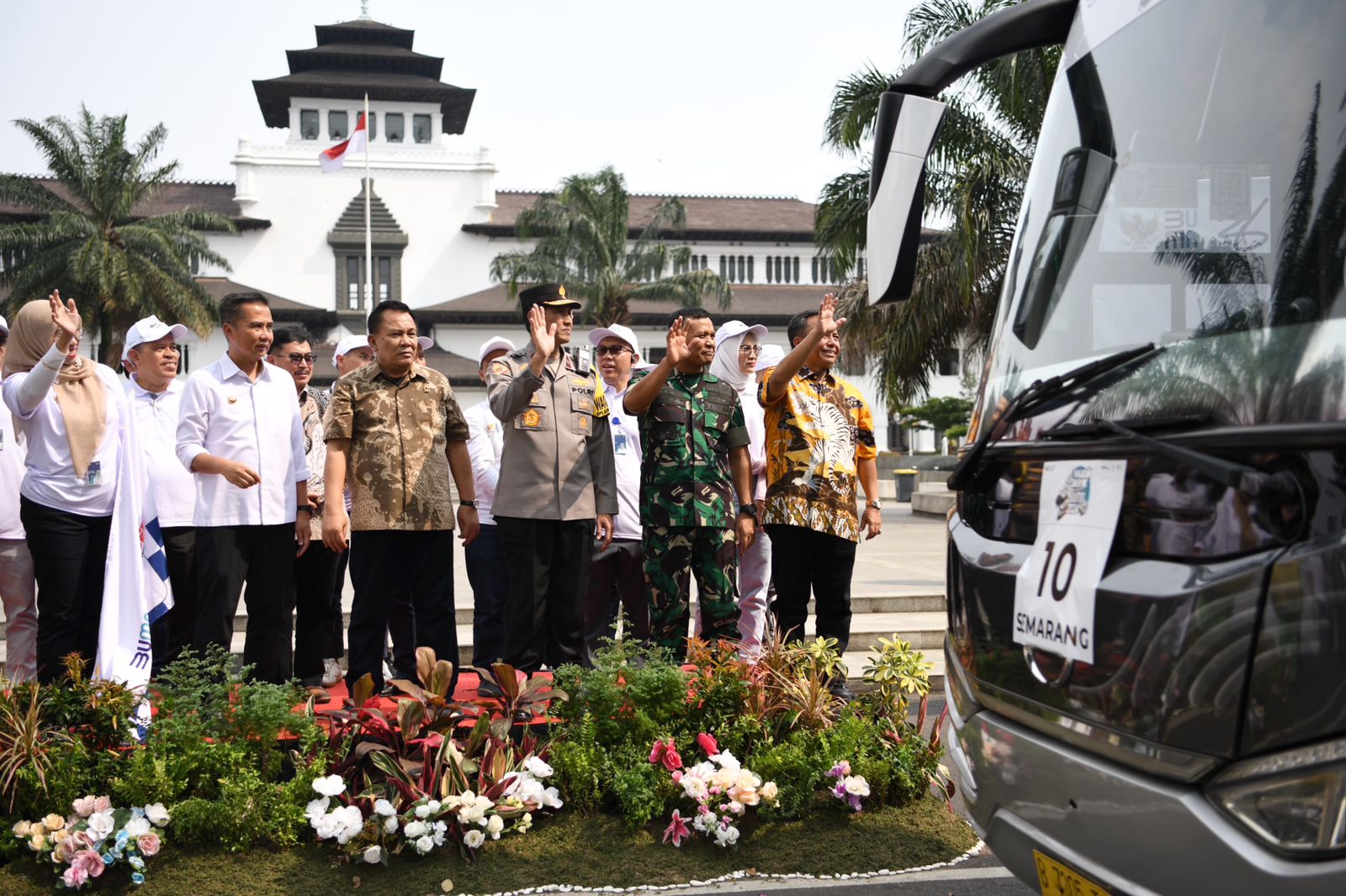 Bey Machmudin Lepas 20 Bus Peserta Program Mudik Asyik Bersama BUMN