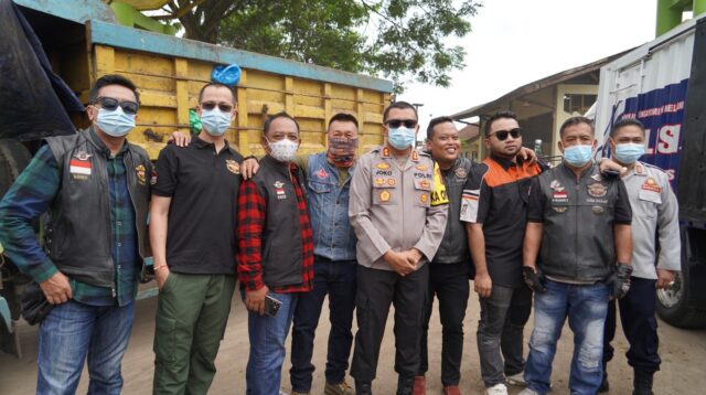 Ramadhan Berbagi, Polres Tasik Kota dan HDCI Tasikmalaya Bagikan Sembako Di TPA Ciangir