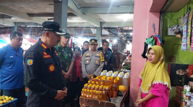 Dandim 1601/Sumba Timur Dampingi Bupati Sumba Timur Lakukan Sidak Di Pasar Inpres Matawai Waingapu