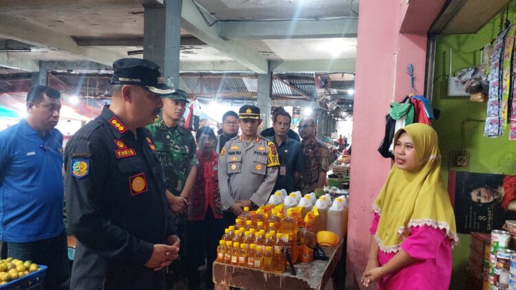 Dandim 1601/Sumba Timur Dampingi Bupati Sumba Timur Lakukan Sidak Di Pasar Inpres Matawai Waingapu