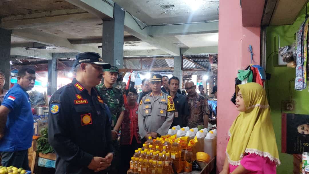 Dandim 1601/Sumba Timur Dampingi Bupati Sumba Timur Lakukan Sidak Di Pasar Inpres Matawai Waingapu