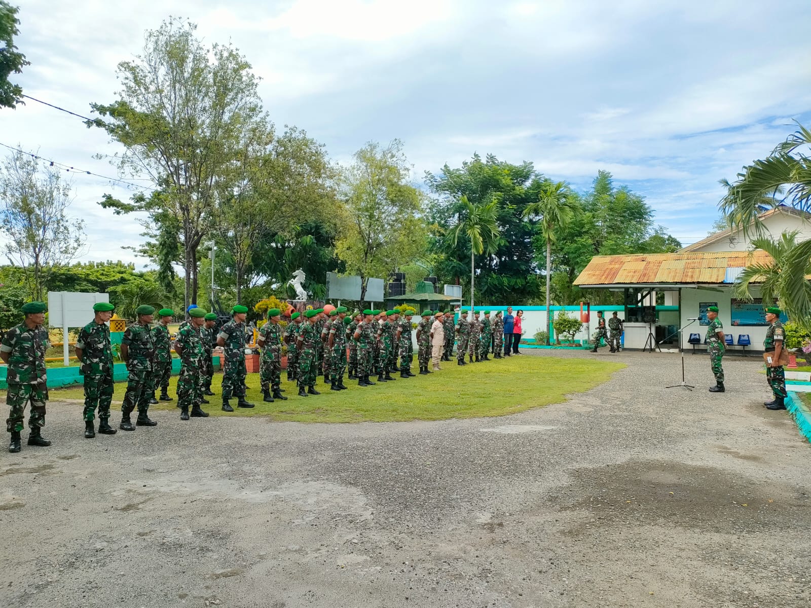 Pimpin Apel Pemberangkatan Cuti Lebaran, Kasdim Berikan Penekanan Serta Himbauan Kepada Anggota Militer dan PNS