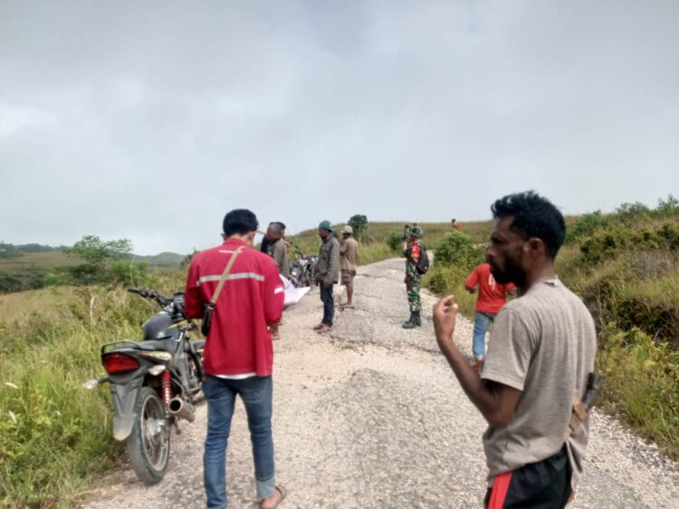 Babinsa Koramil 02/Rindi Umalulu Dampingi Pengukuran Tanah Warga Binaan