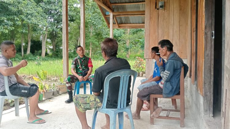 Babinsa Koramil 01/Lewa Himbau Warga Waspada Hujan Dan Angin Kencang