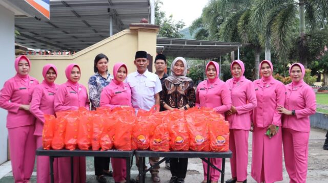 Hari Ke-25 Ramadan, Gabungan Sat Fungsi dan Bhayangkari Cabang Bima Bagikan 250 Kup Takjil Berbuka Puasa