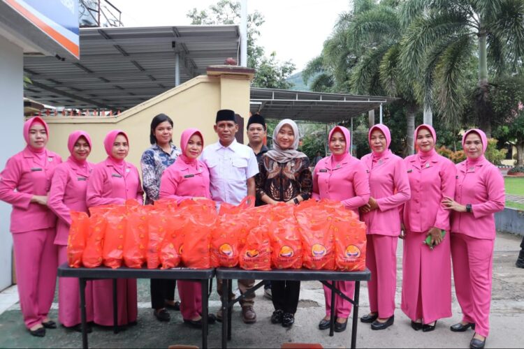 Hari Ke-25 Ramadan, Gabungan Sat Fungsi dan Bhayangkari Cabang Bima Bagikan 250 Kup Takjil Berbuka Puasa