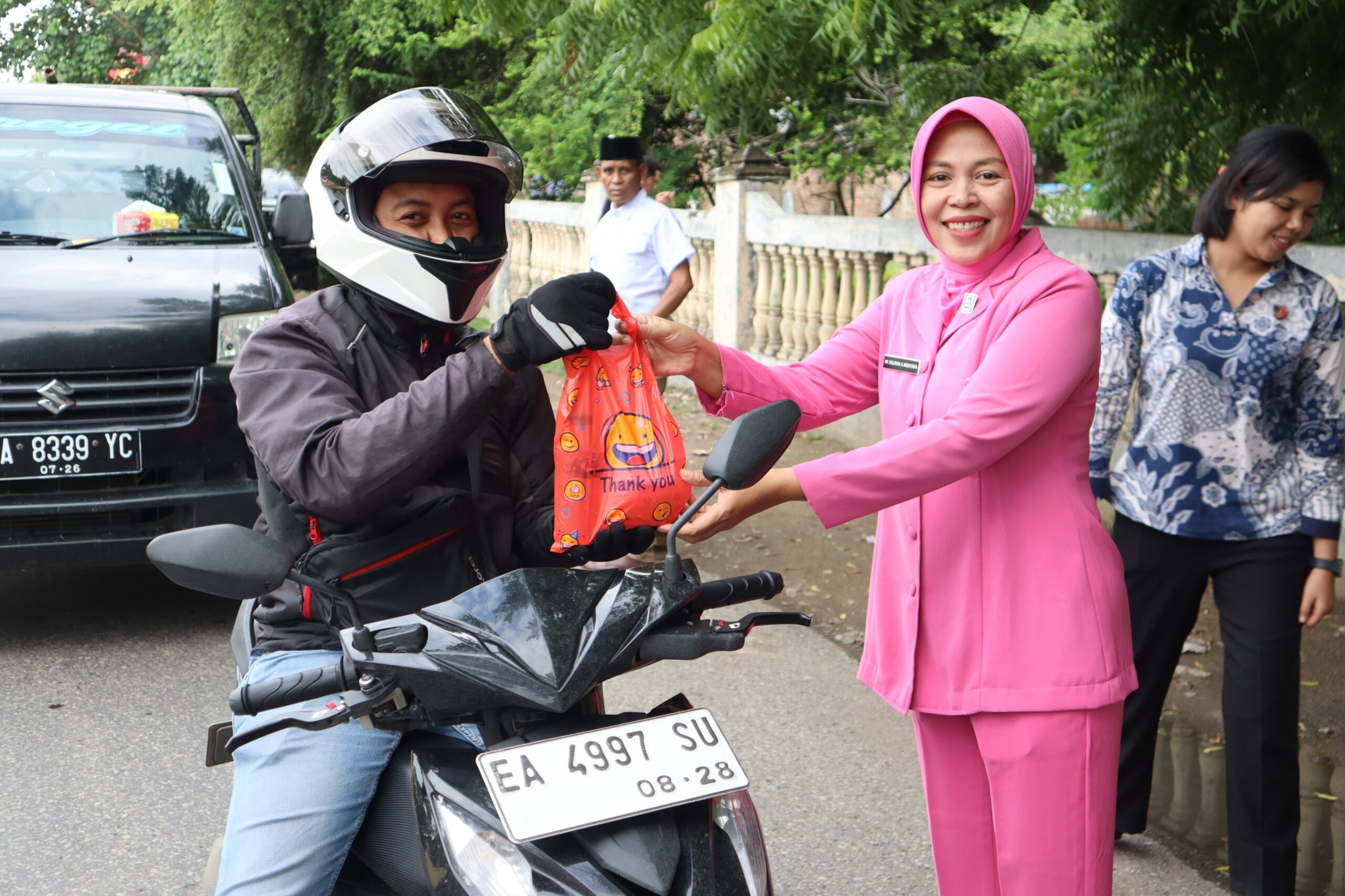 Hari Ke-25 Ramadan, Gabungan Sat Fungsi dan Bhayangkari Cabang Bima Bagikan 250 Kup Takjil Berbuka Puasa