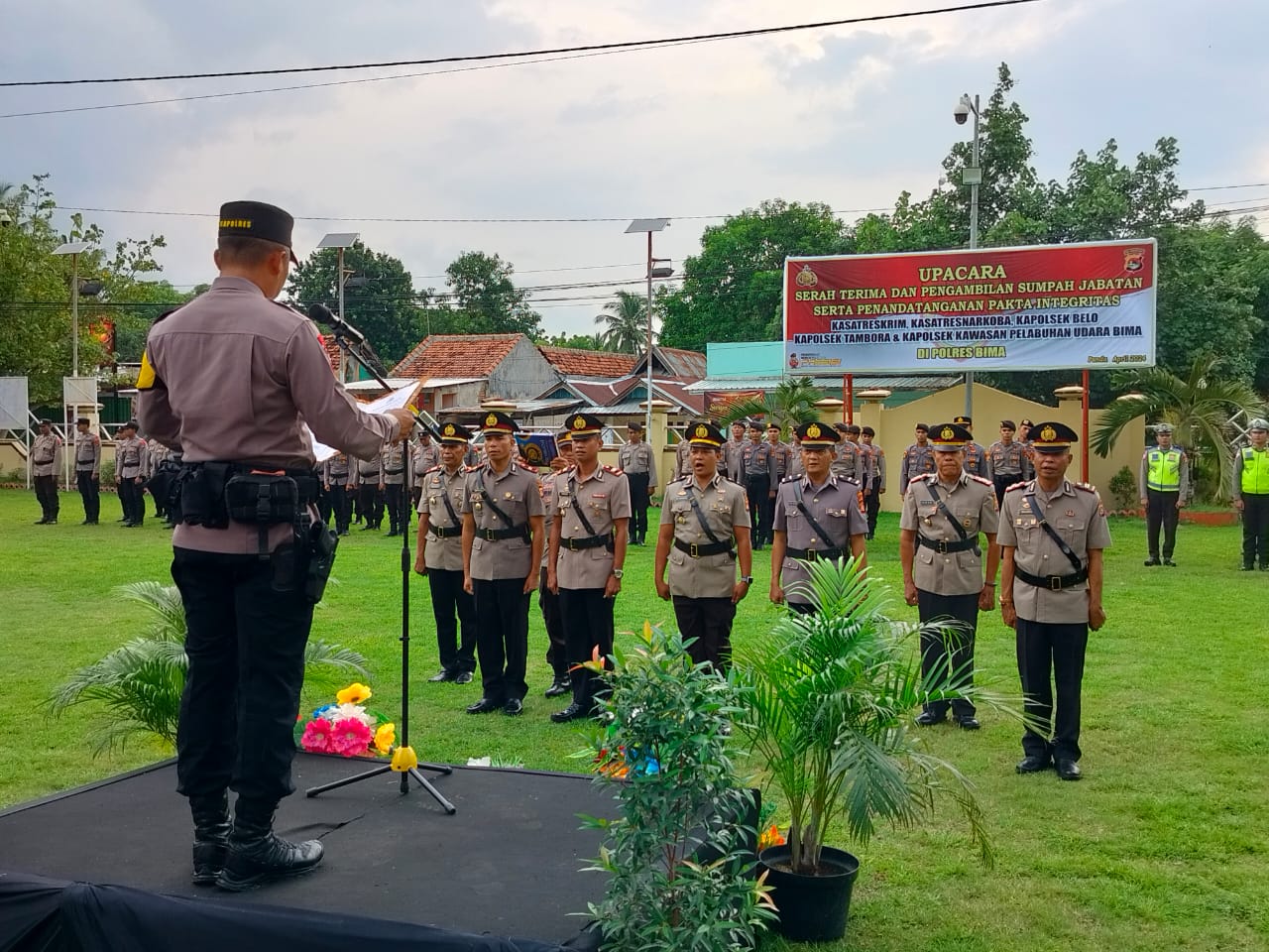 Kapolres Bima Pimpin Upacara Sertijab 2 Kasat dan Tiga Kapolsek