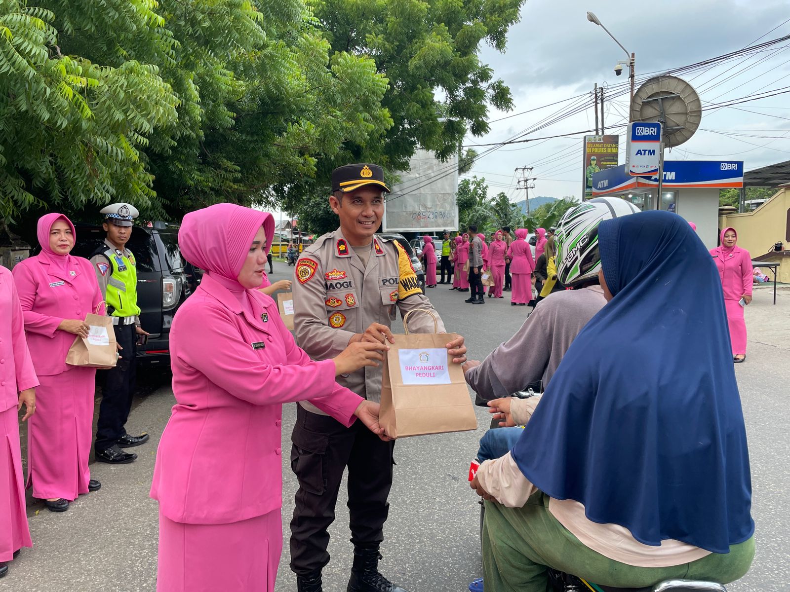 Jelang Berbuka Puasa Ketua Bhayangkari Cabang Bima Bagikan Takjil Kepada Pengguna Jalan